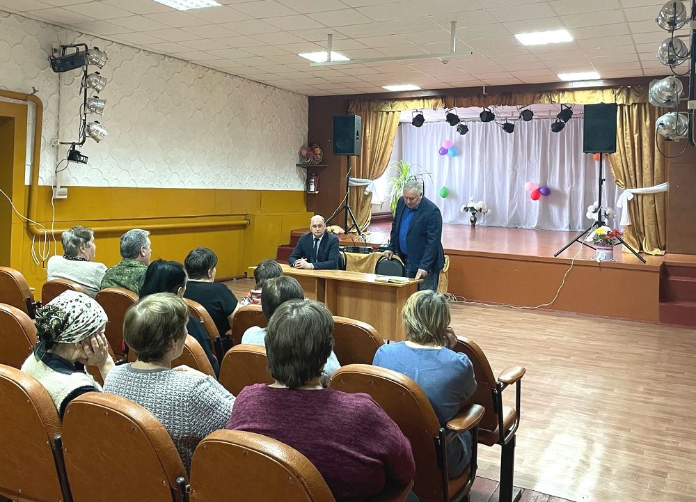Встреча главы Иссинского района Николая Аргаткина с жителями села Соловцово Встреча главы Иссинского района Николая Аргаткина с жителями села Соловцово