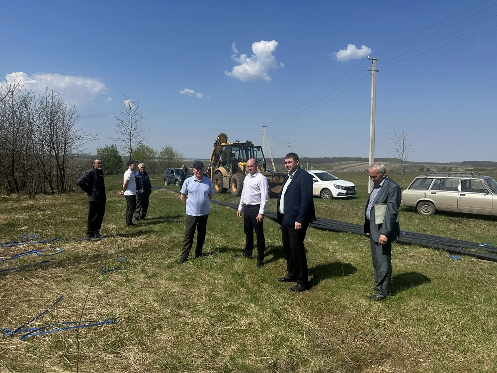 Встреча ответственных лиц с подрядчиком: старт капитального ремонта водопроводных сетей в селе Верхняя Салмовка