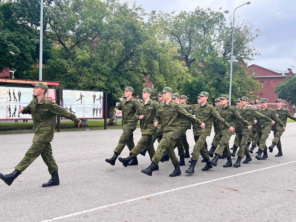 Участники сборов «Гвардеец» изучают основы военного дела
