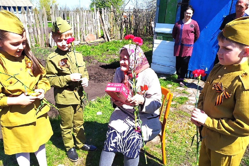 В рамках празднования 77-летия Великой Победы, работники культуры с.Булычево организовали посещение труженицы тыла В рамках празднования 77-летия Великой Победы, работники культуры с.Булычево организовали посещение труженицы тыла