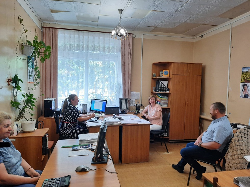 Депутат Собрания представителей Иссинского района Пензенской области Владимир Денисов проводит встречи с трудовыми коллективами