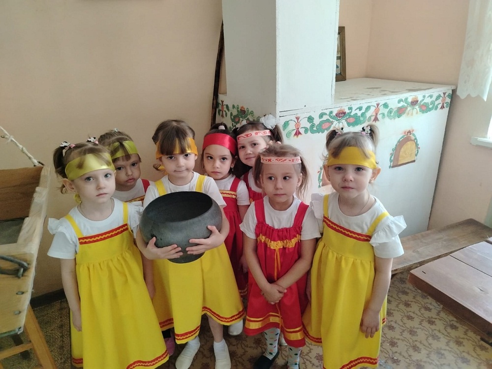 В Детском саду р.п. Исса прошло занятие на тему "Путешествие в русскую избу"