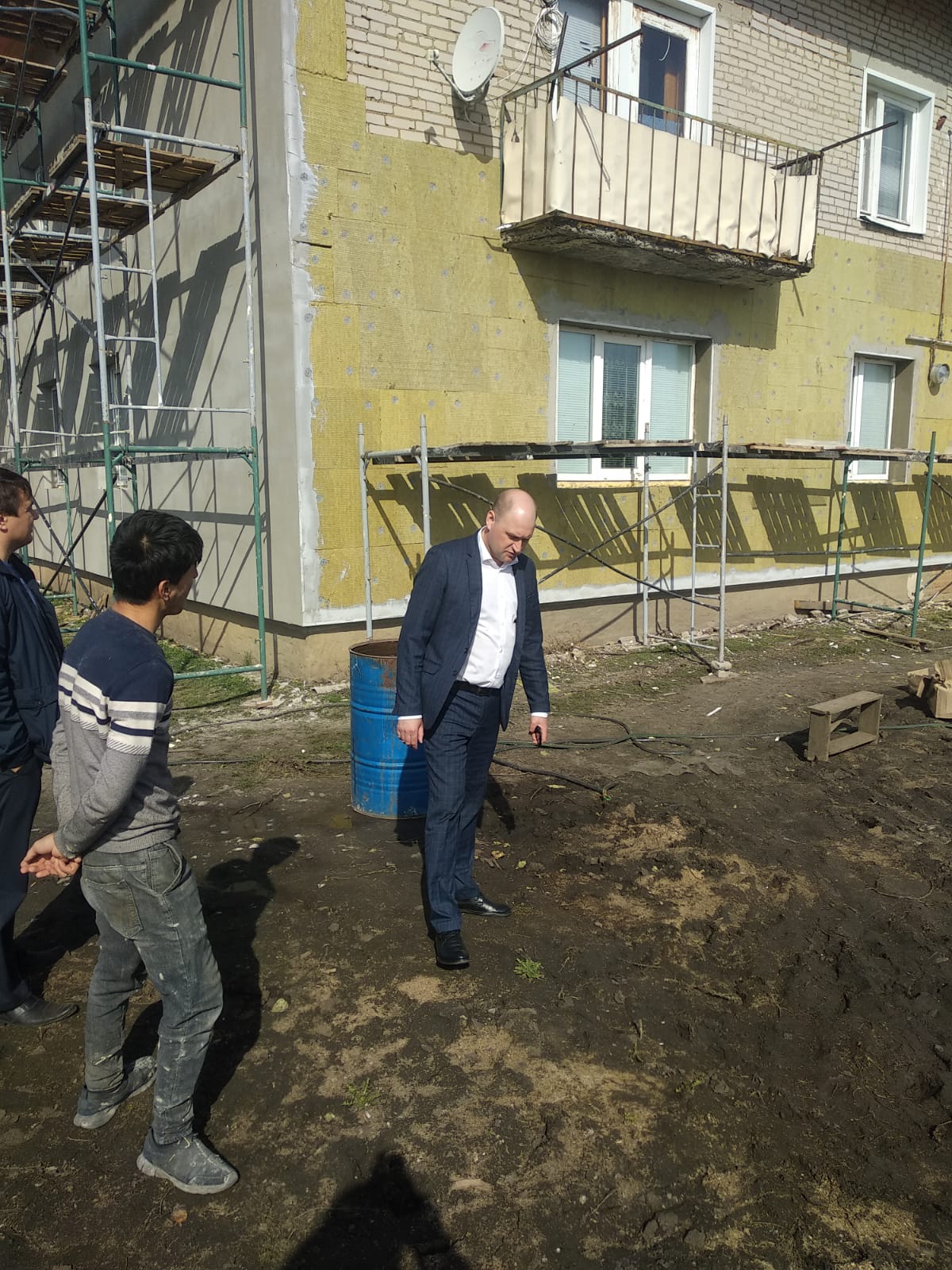Глава администрации Иссинского района Николай Аргаткин осуществляет контроль за проведением ремонтных работ