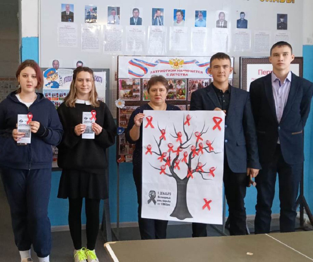 Акция «Красная ленточка» в библиотеке с. Уварово