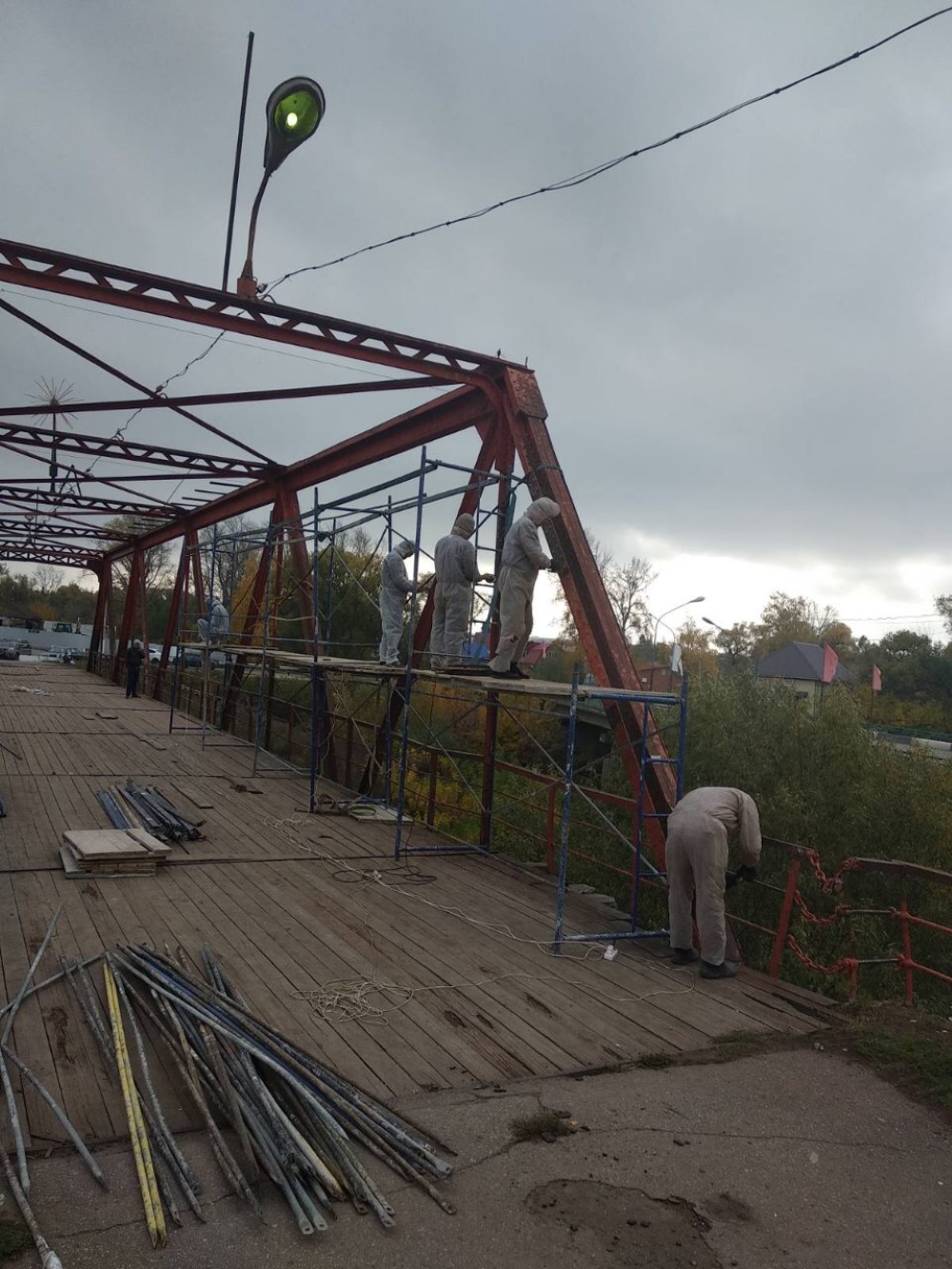 В Иссинском районе начался ремонт исторического пешеходного (Красного) моста через р.Исса