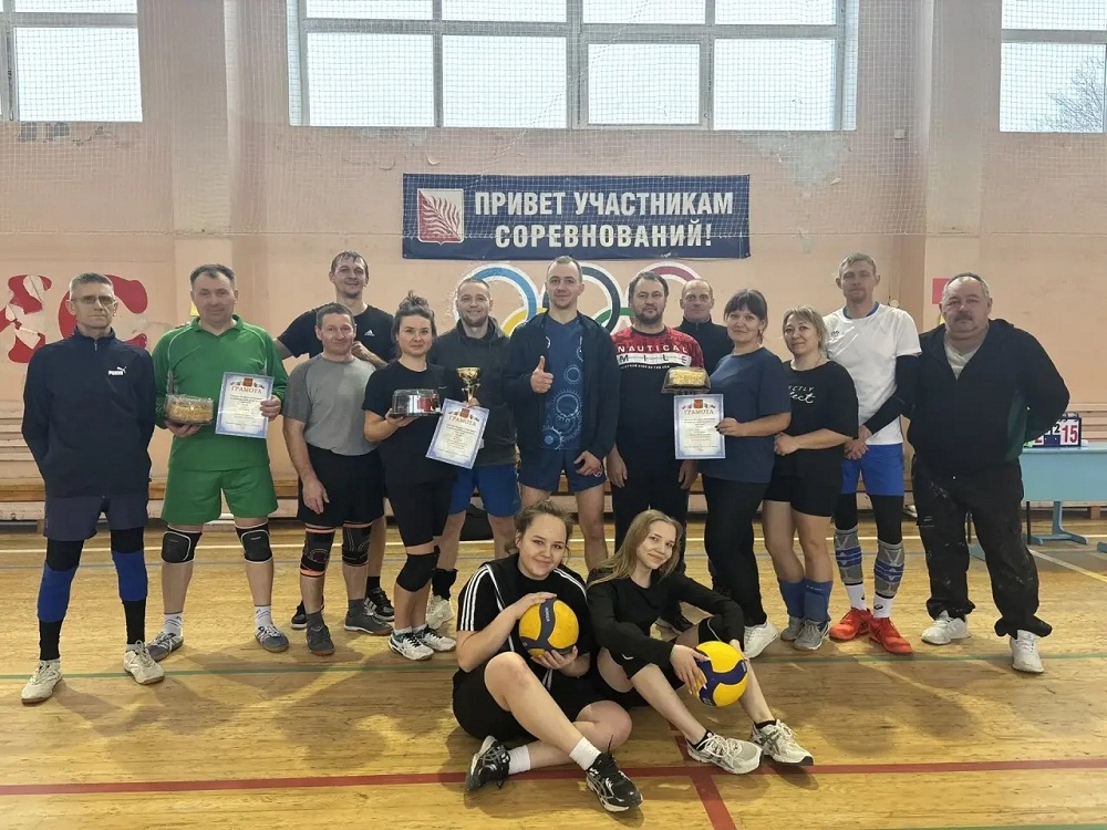 На базе спортивной школы состоялся районный турнир по волейболу «Новогодний» среди смешанных команд