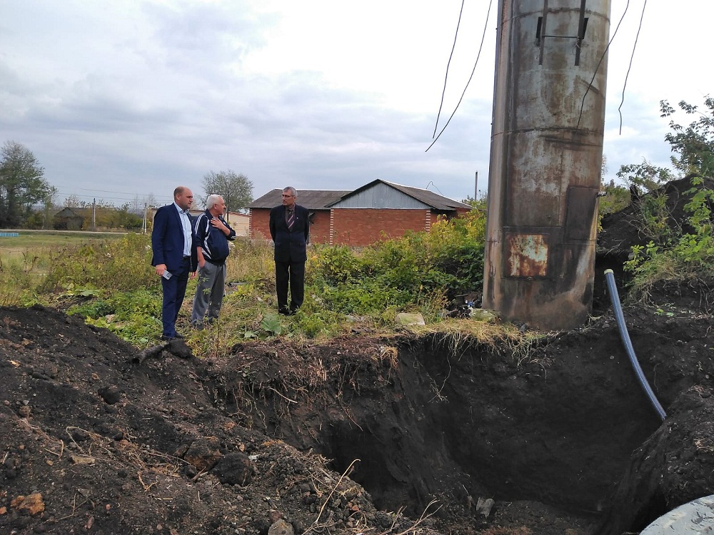 Глава Иссинского района Николай Аргаткин проконтролировал ход ремонтных работ водопровода в населенном пункте Центральная усадьба совхоза Маяк