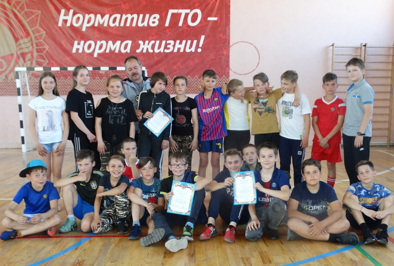 Иссинские школьники по-спортивному провели день Последнего звонка