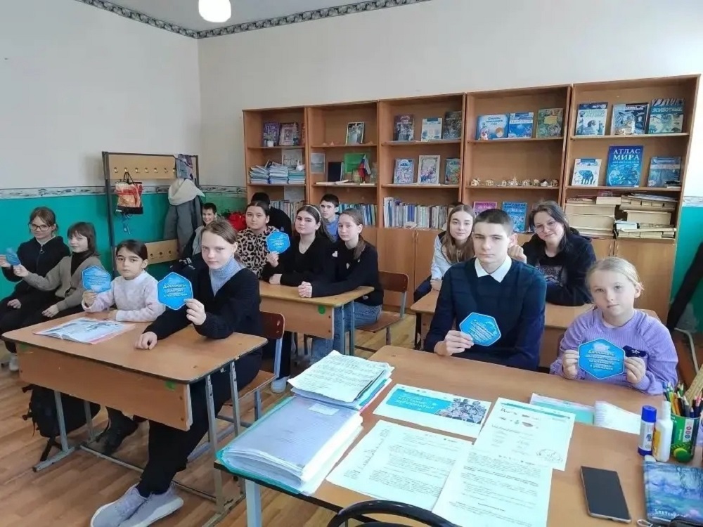 В МБОУ «Средняя школа с. Соловцово» прошёл традиционный урок «Разговоры о важном», приуроченный ко Дню дипломатического работника