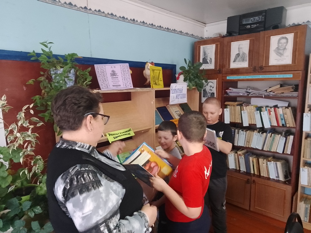 В библиотеке свх. Маяк, для детей младшего школьного возраста проведен библиотечный урок «Чудо, имя которому – книга» В библиотеке свх. Маяк, для детей младшего школьного возраста проведен библиотечный урок «Чудо, имя которому – книга»