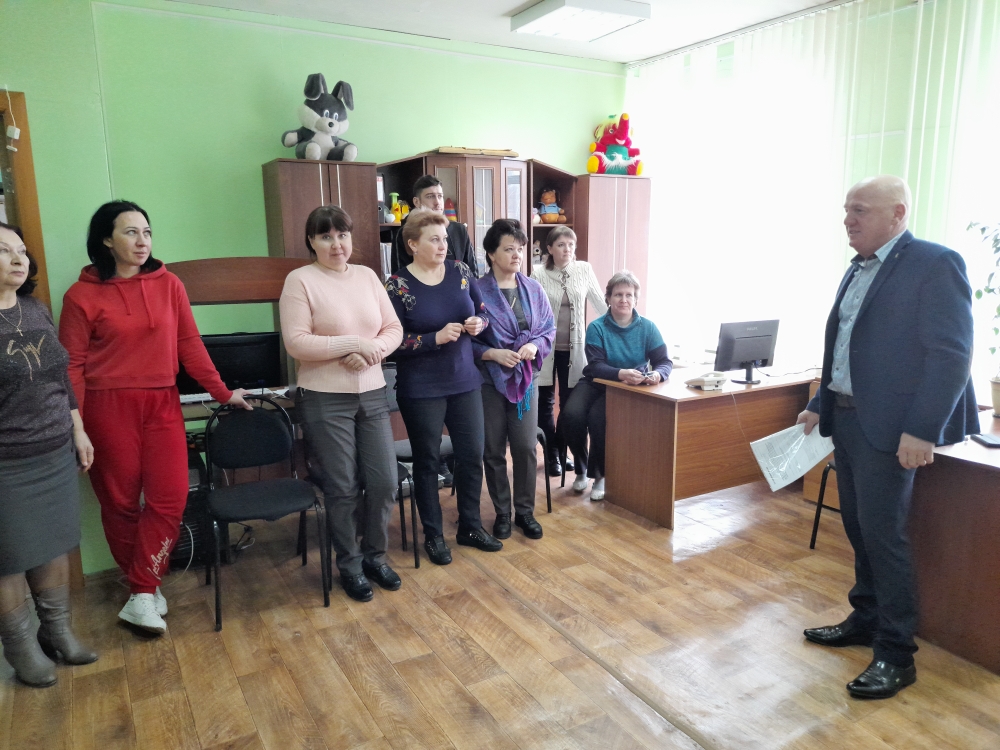 Депутат Собрания представителей Иссинского района Пензенской области Рафик Юсупов встретился с трудовым коллективом Иссинского КЦСОН Депутат Собрания представителей Иссинского района Пензенской области Рафик Юсупов встретился с трудовым коллективом Иссинского КЦСОН