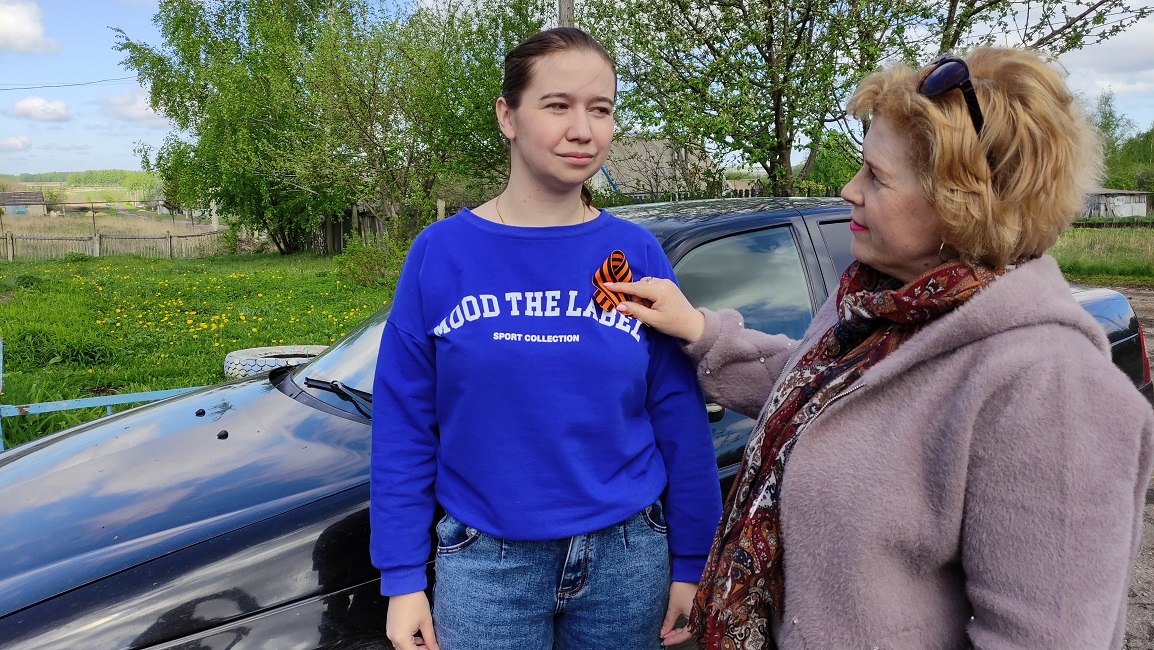 Библиотекарь села Бекетовка провела акцию «Георгиевская ленточка – символ Победы»	