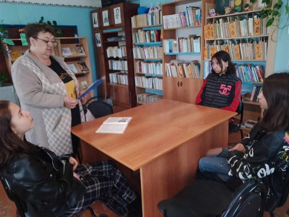 Час дружеского общения «Мы разные - в этом наше богатство, мы вместе - в этом наша сила!» в библиотеке свх. Маях