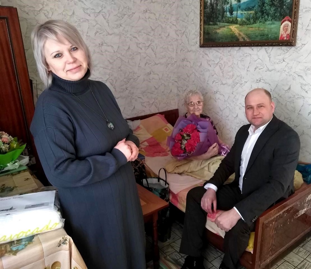 Столетний юбилей: глава Иссинского района Николай Аргаткин поздравил жительницу села Новотрехсвятское