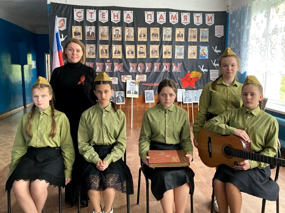 Литературно-музыкальная композиция «Идут по войне девчата, похожие на парней» стала украшением торжественной линейки, посвященой 79-й годовщине Победы в Великой Отечественной войне в средней школе села Каменный Брод