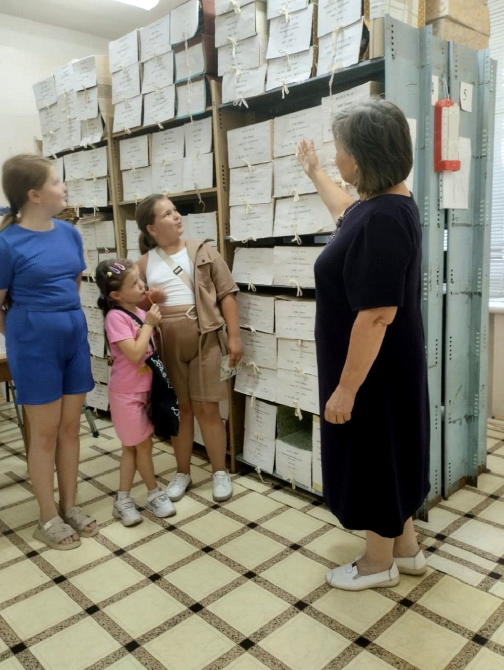Экскурсия в архиве Иссинского района