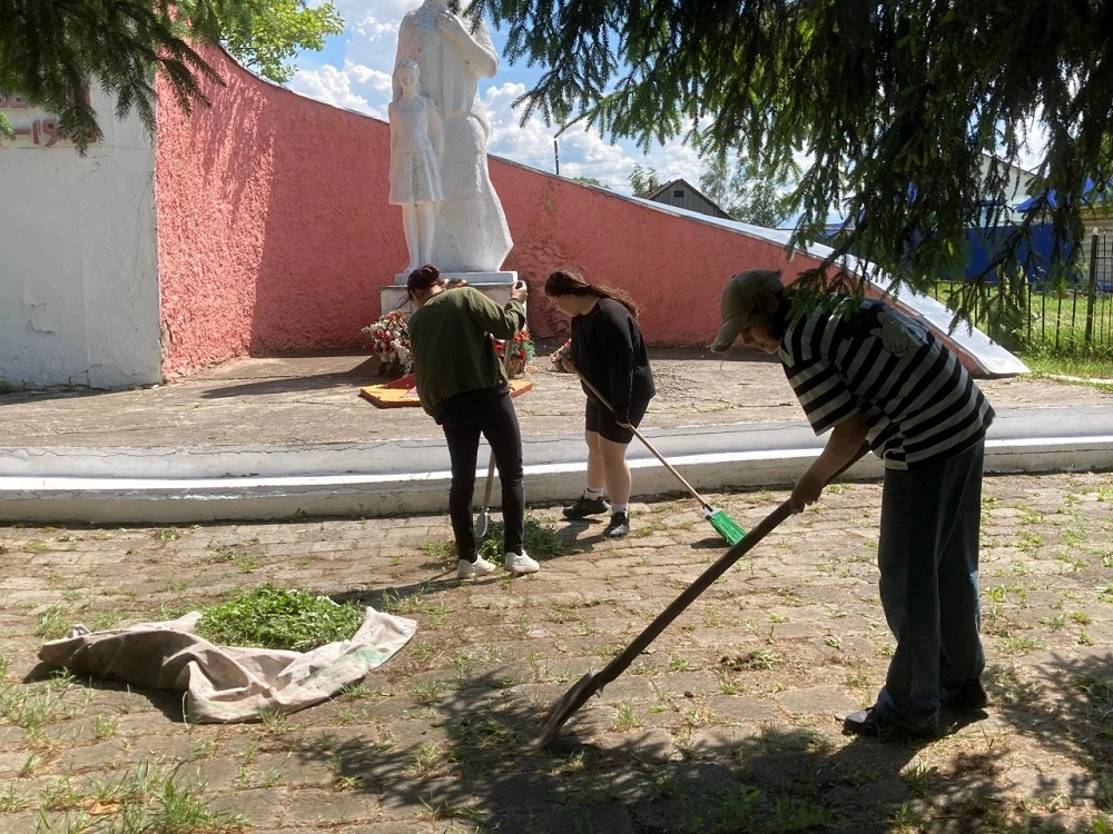 Живая память: участники проекта “Хранители истории” навели порядок у памятника в Каменном Броде Живая память: участники проекта “Хранители истории” навели порядок у памятника в Каменном Броде