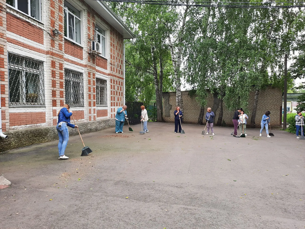 Муниципальные служащие приняли участие в традиционной акции по благоустройству