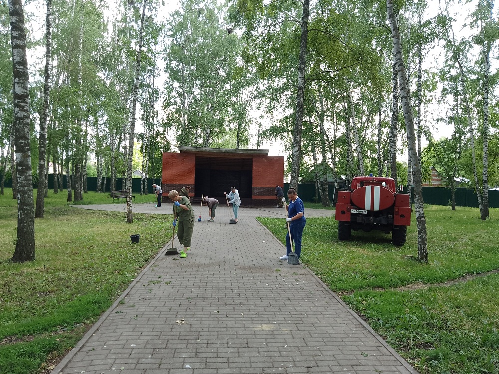В преддверии праздника Дня России муниципальные служащие наводили порядок на территории, прилегающей к администрации Иссинского района и в берёзовом парке р.п. Исса