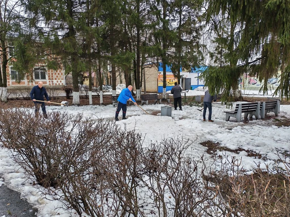 Сотрудники администрации Иссинского района приняли участие в весеннем месячнике по благоустройству Сотрудники администрации Иссинского района приняли участие в весеннем месячнике по благоустройству