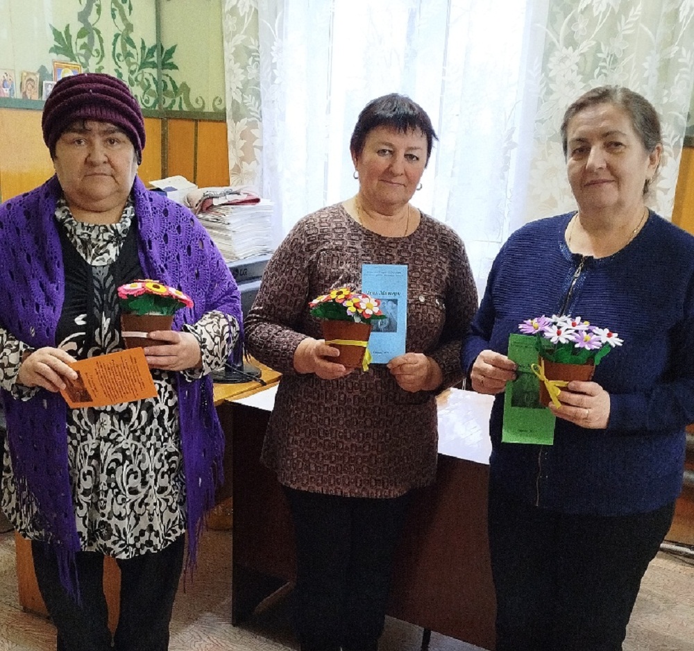 Поздравительная акция «Самым дорогим» в библиотеке села Уварово Поздравительная акция «Самым дорогим» в библиотеке села Уварово