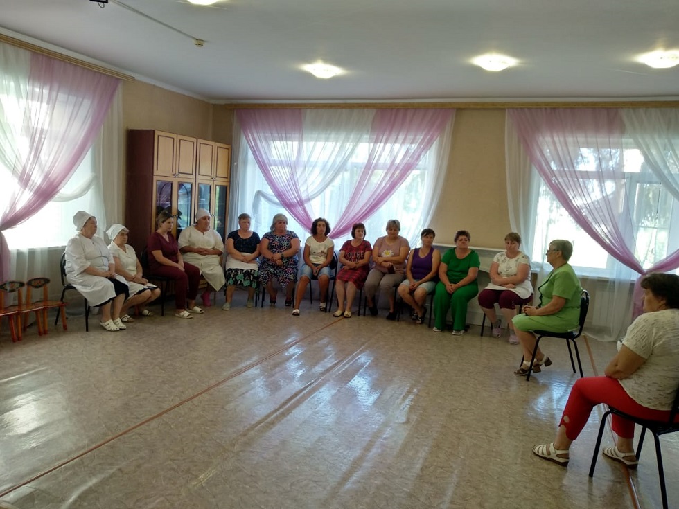 Начальник Управления соцзащиты населения Татьяна Юрина проводит встречи с трудовыми коллективами