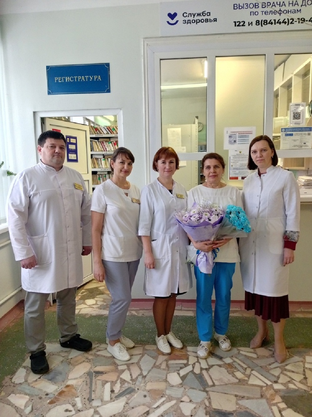 Cотрудники ГБУЗ "Иссинская участковая больница" проводили свою коллегу - медицинскую сестру функциональной диагностики Новиченкову Наталию Ивановну на заслуженный отдых Cотрудники ГБУЗ "Иссинская участковая больница" проводили свою коллегу - медицинскую сестру функциональной диагностики Новиченкову Наталию Ивановну на заслуженный отдых