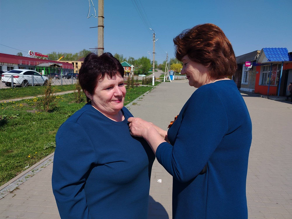 Иссинская районная библиотека приняла участие в традиционной Международной акции «Георгиевская лента»