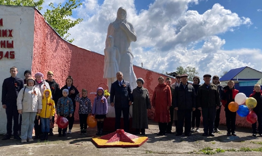  Школьники и педагоги школы с. Каменный Брод приняли участие в митинге, посвящённом 79-й годовщине Победы в годы ВОВ