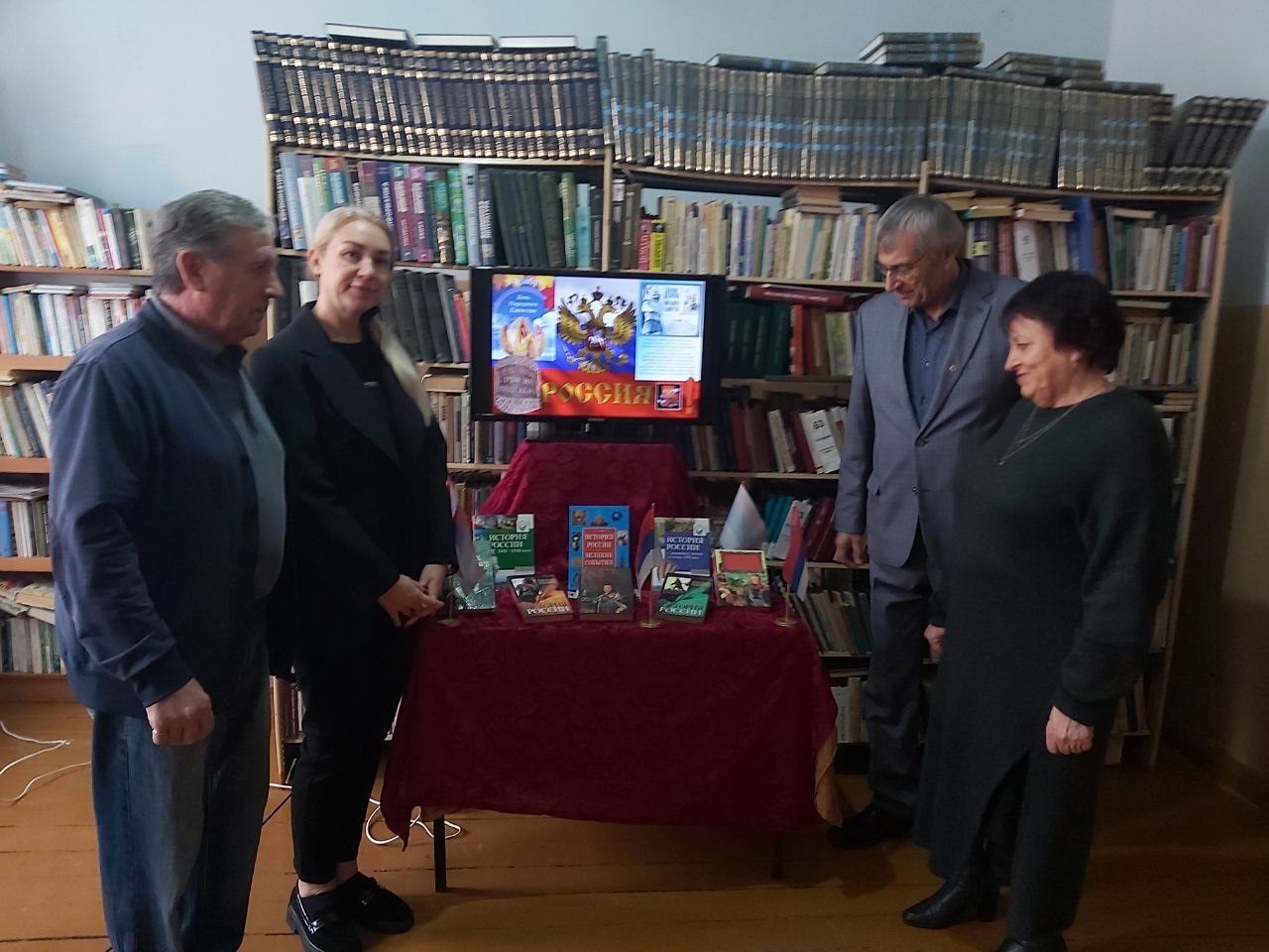 Библиотекарь с. Соловцово подготовил ко Дню народного единства книжную выставку обзор «В единстве наша сила» Библиотекарь с. Соловцово подготовил ко Дню народного единства книжную выставку обзор «В единстве наша сила»