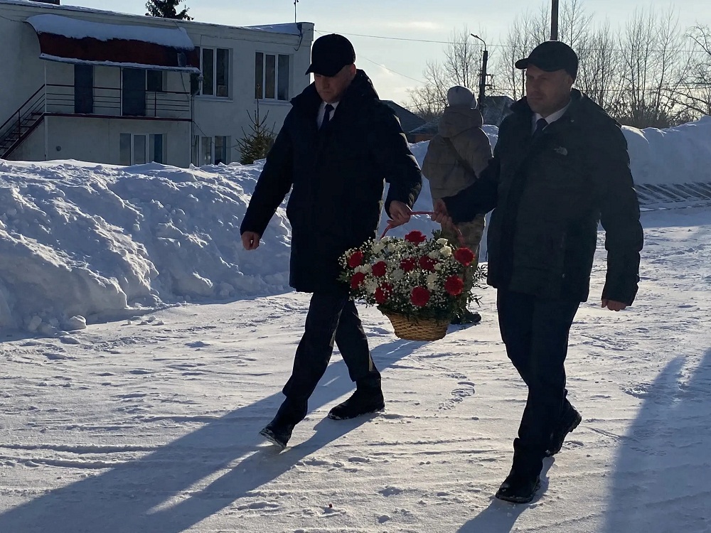 Возложение цветов у Памятной стелы в р.п. Исса в честь 23 февраля
