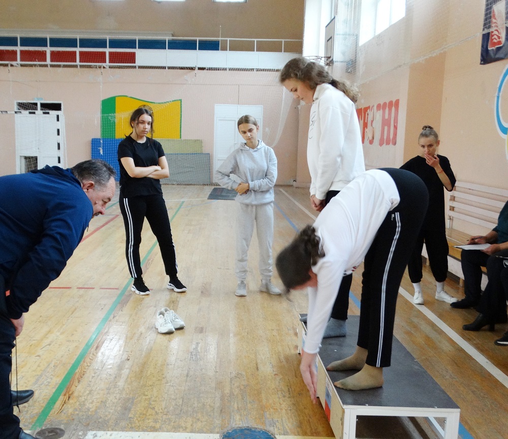 Иссинские одиннадцатиклассники прошли тестирование в рамках мероприятия "Час здоровья и ГТО"