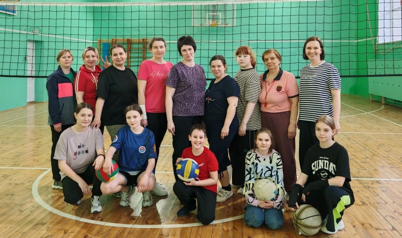 В МБОУ "Лицей р.п. Исса имени Н.Н. Гаврилова" прошел "семейный" матч по волейболу В МБОУ "Лицей р.п. Исса имени Н.Н. Гаврилова" прошел "семейный" матч по волейболу
