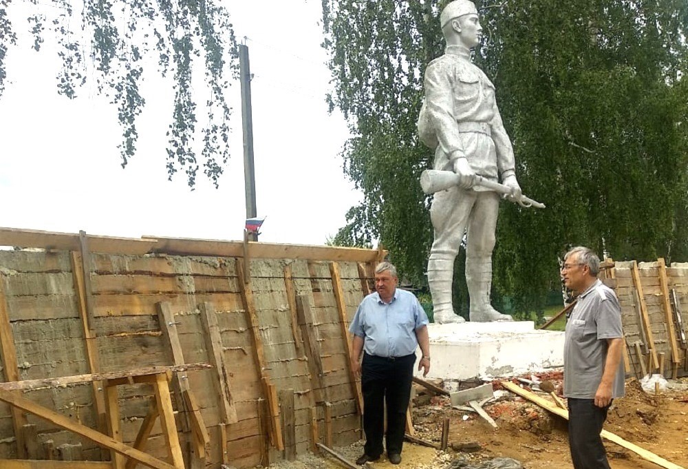 Советник Губернатора Пензенской области Валерий Сиротин проконтролировал ход исполнения работ реконструкции памятника «Славы» в селе Булычево Иссинского района 