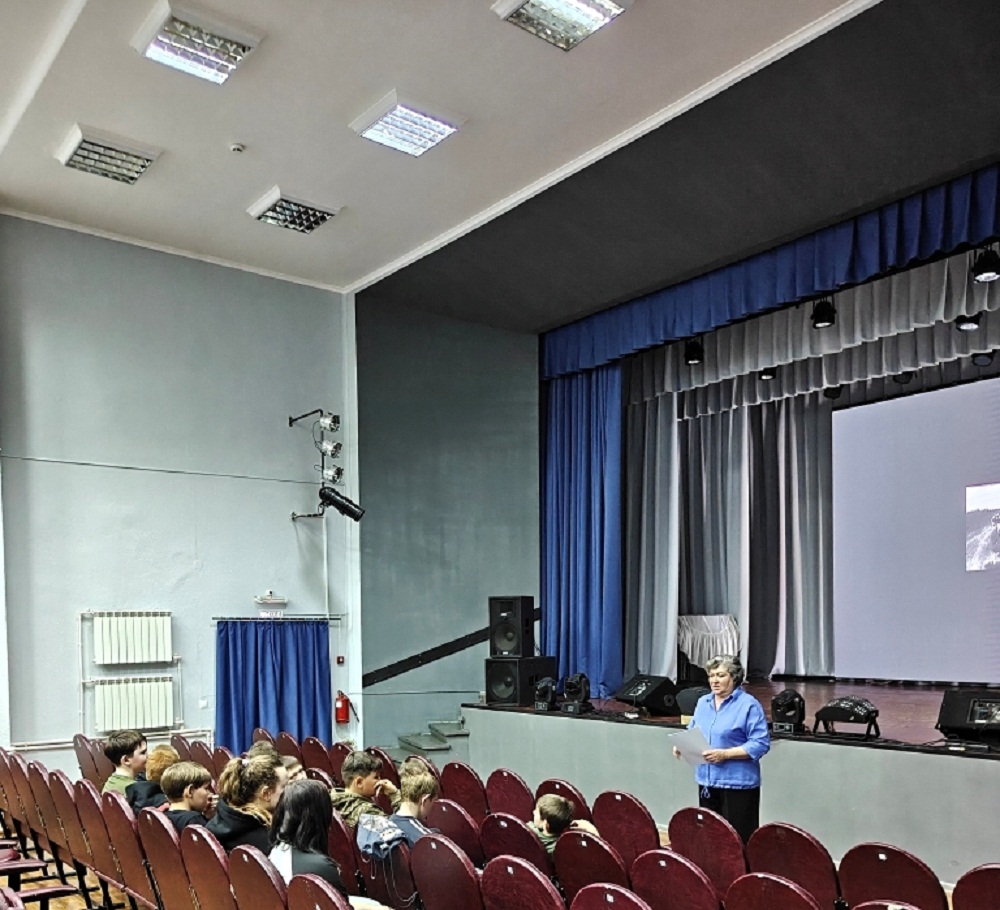  Патриотический час «Под Ржевом сжималось кольцо окруженья…» прошёл в Центральном районном Доме культуры