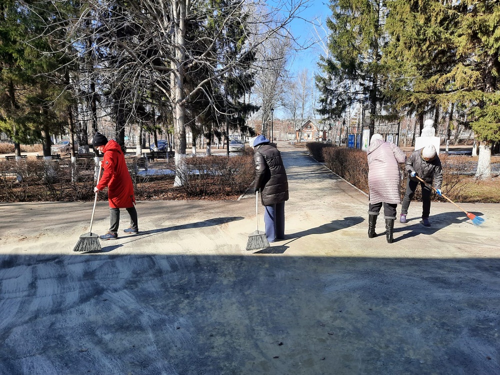 Сотрудники администрации Иссинского района приняли участие в благоустройстве