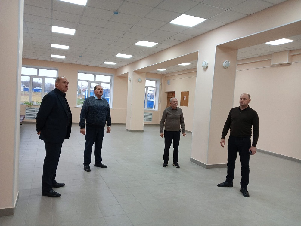 Глава Иссинского района Пензенской области Николай Аргаткин проинспектировал ход капитального ремонта Булычевского сельского Дома культуры