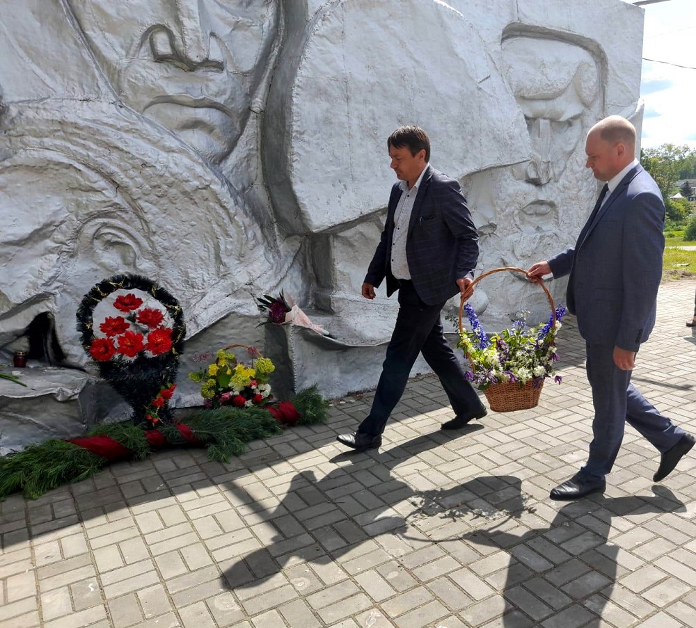 В Иссинском районе в День памяти и скорби состоялось возложение цветов к Памятной стеле В Иссинском районе в День памяти и скорби состоялось возложение цветов к Памятной стеле