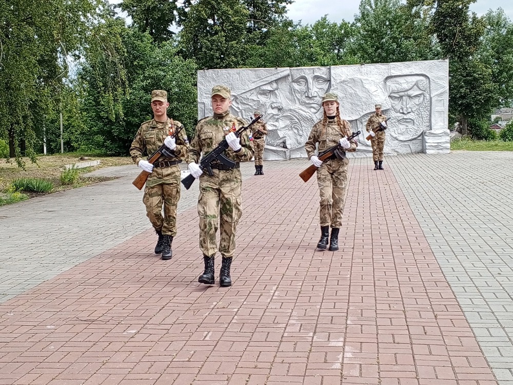 В День памяти и скорби юнармейцы МБОУ "Лицей р. п. Исса имени Н.Н. Гаврилова" несут Почётный караул на памятной Стеле В День памяти и скорби юнармейцы МБОУ "Лицей р. п. Исса имени Н.Н. Гаврилова" несут Почётный караул на памятной Стеле