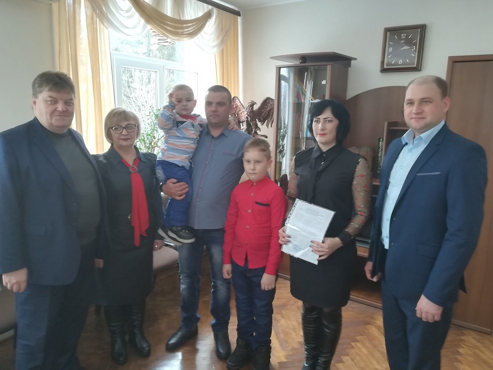 Еще одна многодетная семья Иссинского района получила жилищный сертификат Еще одна многодетная семья Иссинского района получила жилищный сертификат