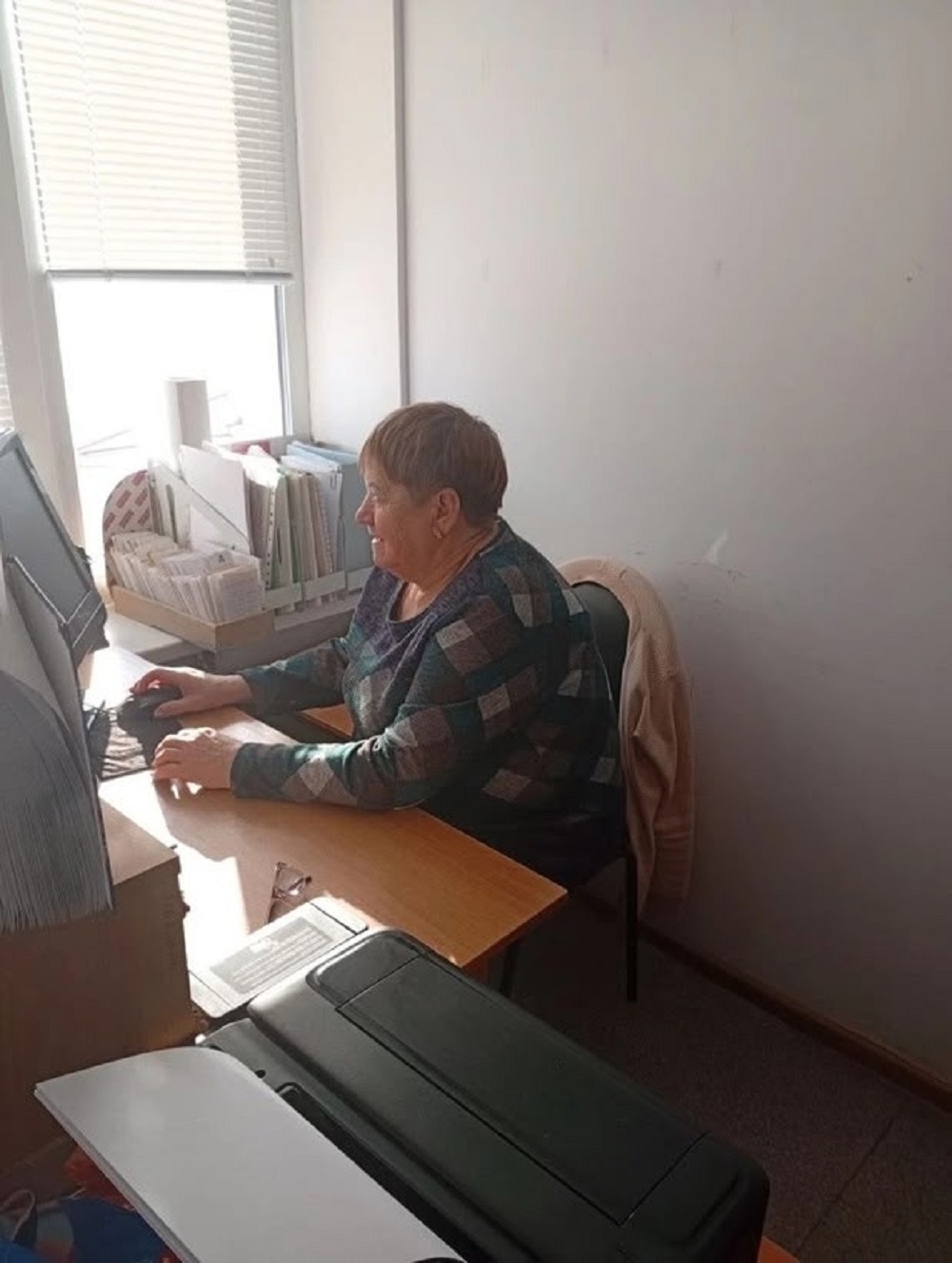 В Иссинской библиотеке в рамках работы клуба «Компьютерный магистр» состоялось занятие для представителей старшего поколения