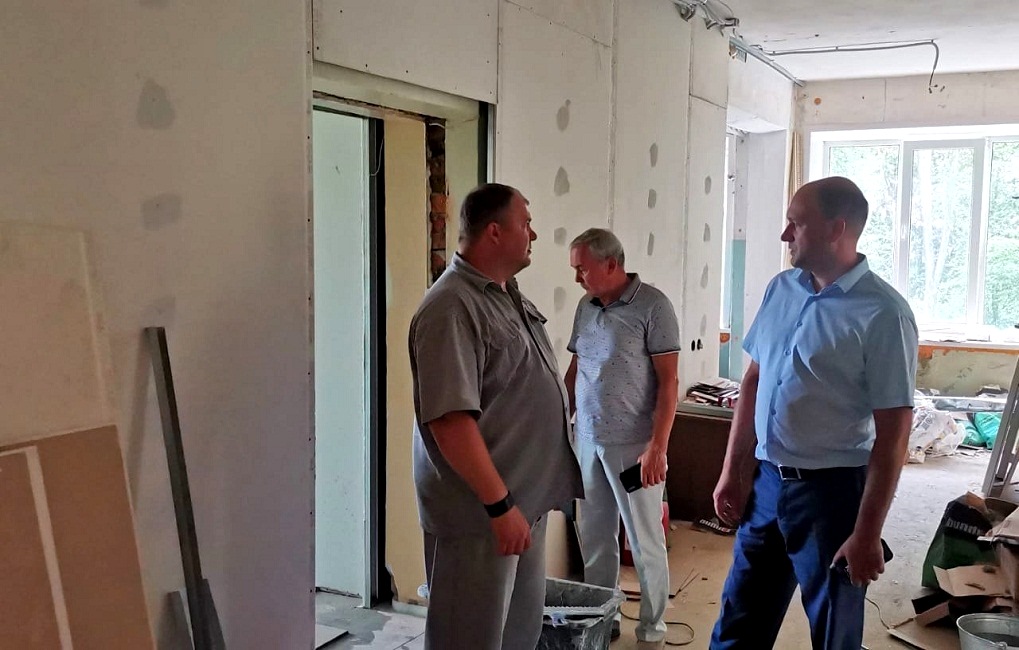 16 июля 2024 года глава Иссинского района Пензенской области Николай Аргаткин проинспектировал ход работ по капитальному ремонту терапевтического корпуса ГБУЗ «Иссинская участковая больница»