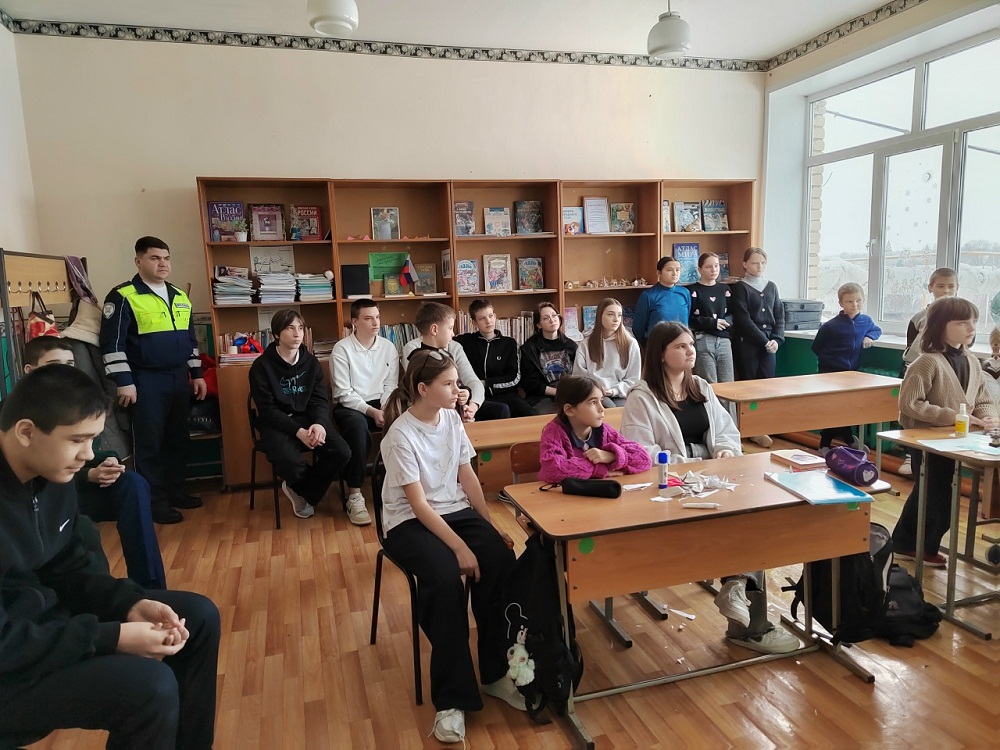Встреча обучающихся МБОУ «Средняя школа с. Соловцово» с инспектором ГИБДД Встреча обучающихся МБОУ «Средняя школа с. Соловцово» с инспектором ГИБДД