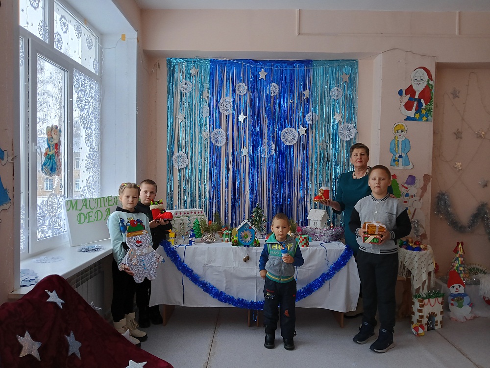 В Булычевском сельском доме культуры прошла  конкурсная программа по изготовлению новогодних поделок и снежинок для детей младшего школьного возраста вместе с родителями под названием «Раз снежинка, два снежинка!»