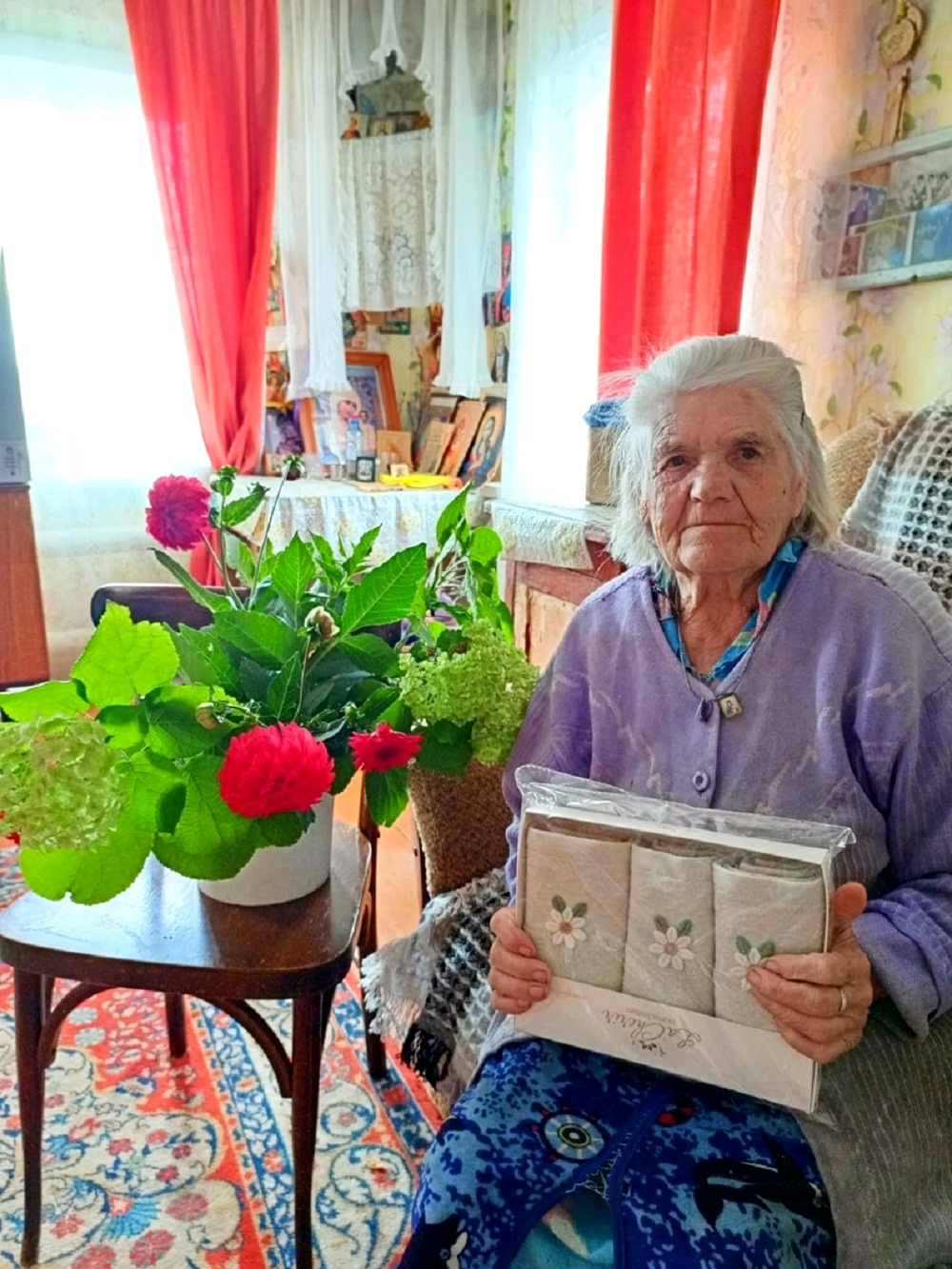 10 сентября 2024 года свой 90-летний юбилей встретила жительница с. Соловцово Борисова Александра Михайловна, находящаяся на социальном обслуживании в КЦСОн Иссинского района
