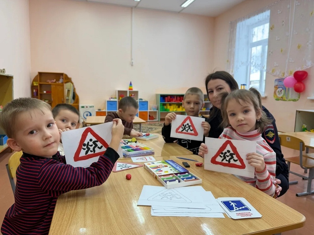 Сотрудники Госавтоинспекции провели мастер-класс в детском саду с. Булычёво по изготовлению дорожных знаков в миниатюре методом пластилинографии