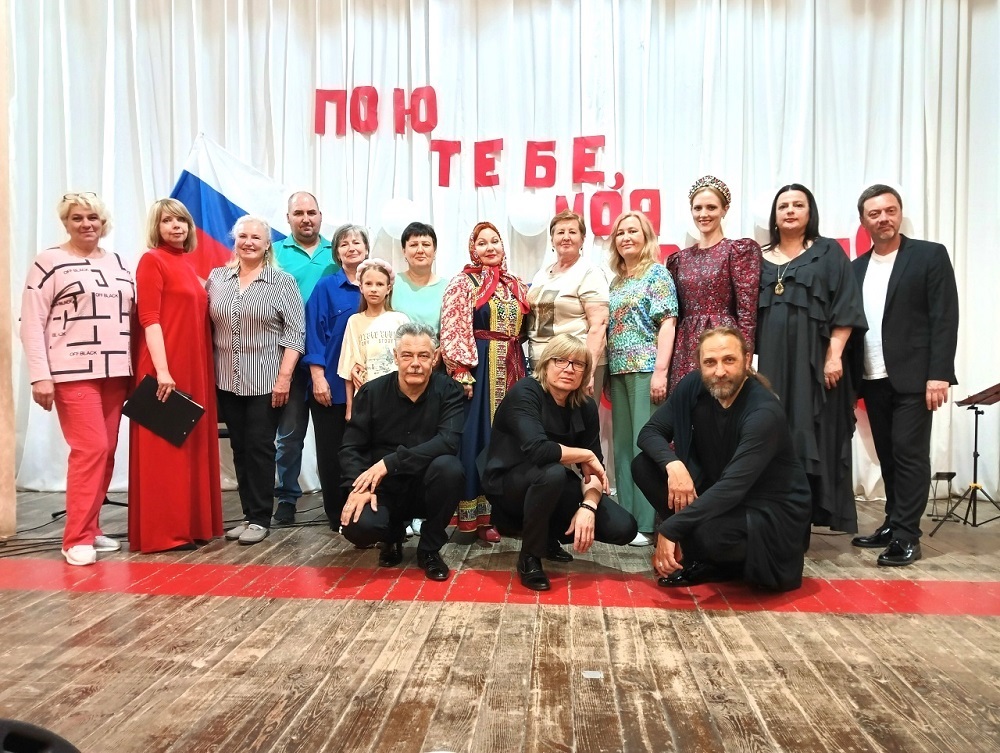 Душевные мелодии для жителей Булычево: Губернаторский ансамбль „Старгород“ выступил в рамках фестиваля „Творческие встречи“