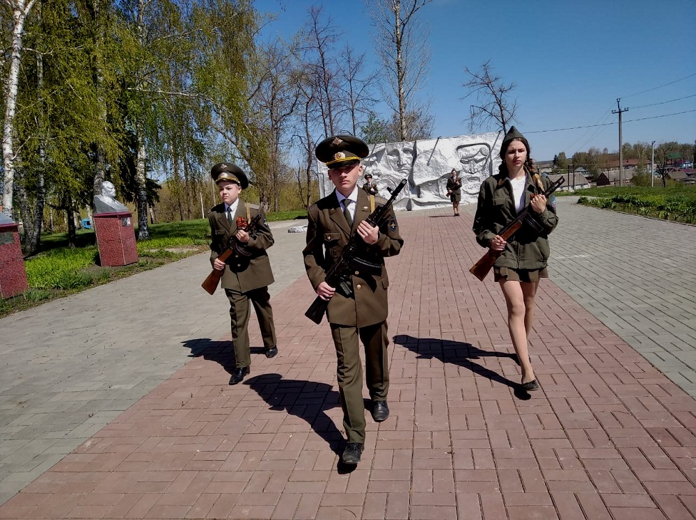 Юнармейцы лицея несут "Вахту памяти"
