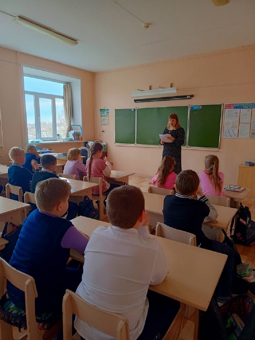 Библиотекарь Центральной районной библиотеки р.п. Исса провела с учениками лицей р.п. Исса игру - путешествие «Эпоха космоса» Библиотекарь Центральной районной библиотеки р.п. Исса провела с учениками лицей р.п. Исса игру - путешествие «Эпоха космоса»