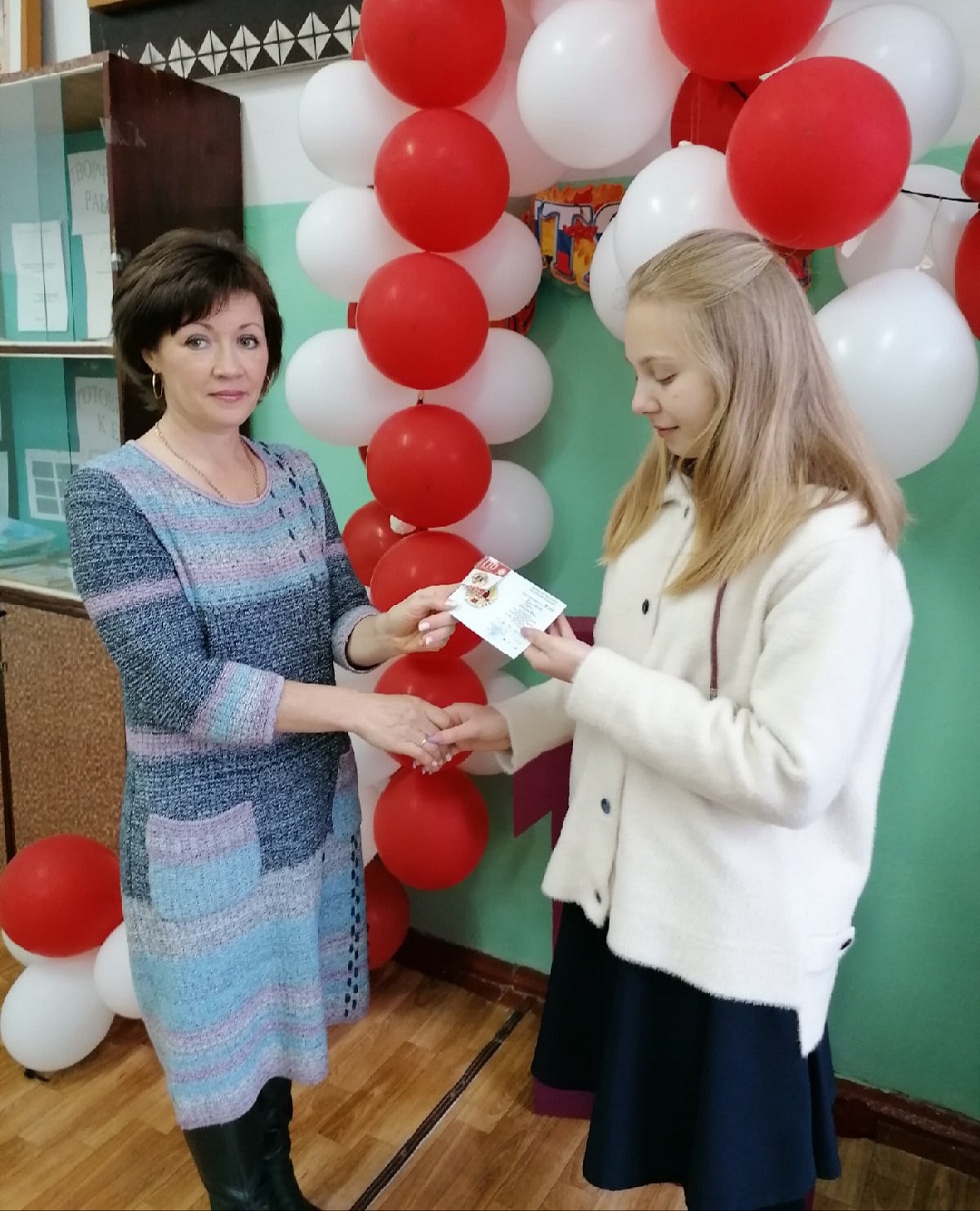 В средней школе с. Булычево отличившимся обучающимся и педагогам вручили знаки и удостоверения ГТО В средней школе с. Булычево отличившимся обучающимся и педагогам вручили знаки и удостоверения ГТО